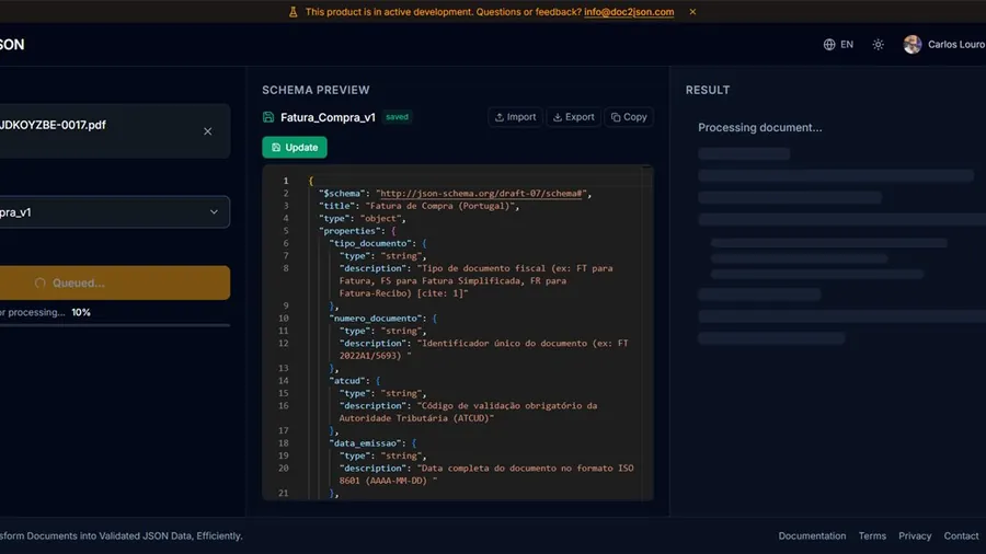 Ecrã do Doc2JSON com o esquema de uma fatura de compra portuguesa: tipo de documento, número, ATCUD e data de emissão.